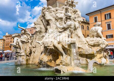 Fontana dei Quattro Fiumi, der Piazza Navona in Rom, Italien. Es wurde im Jahre 1651 von Bernini für Papst Innozenz X. konzipiert Stockfoto