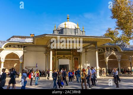 Nicht identifizierte Personen durch Tor der Glückseligkeit im Topkapi Palast in Istanbul, Türkei. Stockfoto