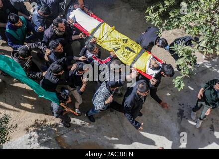 (Anmerkung des Editors: Bild zeigt Tod) Trauernde tragen den Körper eines palästinensischen Jugendlichen Fahad Al-Astal, 16 Während seiner Beerdigung Zeremonie in Khan Younis. Fahad Al-Astal wurde durch die israelischen Streitkräfte am Tag zuvor in der Nähe der Grenze mit Israel während der Auseinandersetzungen getötet. Stockfoto