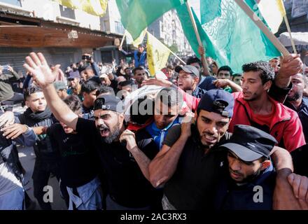 (Anmerkung des Editors: Bild zeigt Tod) Trauernde tragen den Körper eines palästinensischen Jugendlichen Fahad Al-Astal, 16 Während seiner Beerdigung Zeremonie in Khan Younis. Fahad Al-Astal wurde durch die israelischen Streitkräfte am Tag zuvor in der Nähe der Grenze mit Israel während der Auseinandersetzungen getötet. Stockfoto