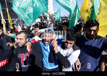 (Anmerkung des Editors: Bild zeigt Tod) Trauernde tragen den Körper eines palästinensischen Jugendlichen Fahad Al-Astal, 16 Während seiner Beerdigung Zeremonie in Khan Younis. Fahad Al-Astal wurde durch die israelischen Streitkräfte am Tag zuvor in der Nähe der Grenze mit Israel während der Auseinandersetzungen getötet. Stockfoto
