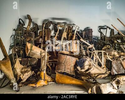 Auschwitz, Oświęcim, Polen - Juni 05, 2019: Der Stapel der Prothese von den Menschen, die in Auschwitz ermordet wurden. Die größte NS-Konzentrationslager Stockfoto