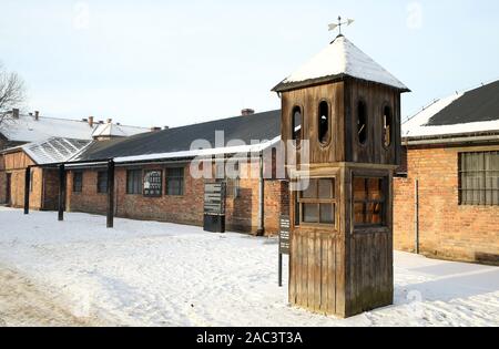 Ein Blick auf die ehemaligen Nazideutschen Konzentrations- und Vernichtungslager Auschwitz. SS Wachtturm und Galgen. In zwei Monaten wird der 75. Jahrestag der Befreiung von Auschwitz. Die größte deutsche Nazi Konzentrations- und Vernichtungslager KL Auschwitz-Birkenau von der Roten Armee am 27. Januar 1945 befreit. Stockfoto