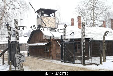 Blick auf den Eingang des Auschwitz I deutschen nationalsozialistischen Konzentrations- und Vernichtungslager, mit dem Motto "Arbeit macht frei" ("Arbeit bringt Freiheit') über das wichtigste Tor. In zwei Monaten wird der 75. Jahrestag der Befreiung von Auschwitz. Die größte deutsche Nazi Konzentrations- und Vernichtungslager KL Auschwitz-Birkenau von der Roten Armee am 27. Januar 1945 befreit. Stockfoto