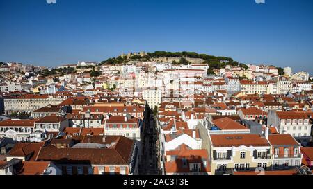 Blick über Lissabon mit dem Castelo de Sao Jorge im Hintergrund. Stockfoto