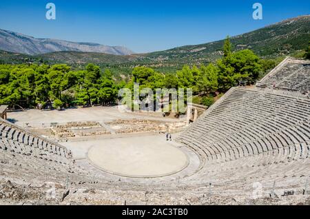 Epidaurus, Griechenland - Oktober 2016: Teile des antiken Theaters in Epiaurus, Griechenland Stockfoto