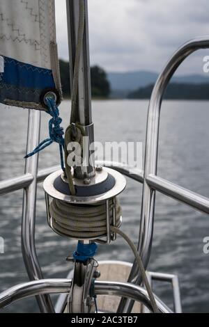 Rollerfurler auf Segelboot Stockfoto