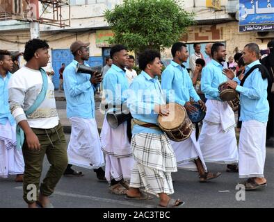 Aden, Jemen. 30. Nov 2019. (191130) -- Aden (Jemen), November 30, 2019 (Xinhua) - die jemenitischen Menschen führen traditionelle Tanz der nationalen Unabhängigkeit Tag auf einer Hauptstraße in Aden, Jemen zu feiern, Nov. 30, 2019. Zahlreiche Menschen versammelten sich am Samstag zu markieren und den Jahrestag des Nationalen Tag der Unabhängigkeit in der Jemenitischen südlichen Hafenstadt Aden feiern. (Foto von Murad Abdo/Xinhua) Quelle: Xinhua/Alamy leben Nachrichten Stockfoto