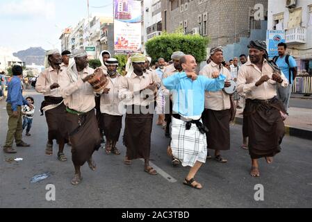 Aden, Jemen. 30. Nov 2019. (191130) -- Aden (Jemen), November 30, 2019 (Xinhua) - die jemenitischen Menschen führen traditionelle Tanz der nationalen Unabhängigkeit Tag auf einer Hauptstraße in Aden, Jemen zu feiern, Nov. 30, 2019. Zahlreiche Menschen versammelten sich am Samstag zu markieren und den Jahrestag des Nationalen Tag der Unabhängigkeit in der Jemenitischen südlichen Hafenstadt Aden feiern. (Foto von Murad Abdo/Xinhua) Quelle: Xinhua/Alamy leben Nachrichten Stockfoto