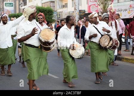 Aden, Jemen. 30. Nov 2019. (191130) -- Aden (Jemen), November 30, 2019 (Xinhua) - die jemenitischen Menschen führen traditionelle Tanz der nationalen Unabhängigkeit Tag auf einer Hauptstraße in Aden, Jemen zu feiern, Nov. 30, 2019. Zahlreiche Menschen versammelten sich am Samstag zu markieren und den Jahrestag des Nationalen Tag der Unabhängigkeit in der Jemenitischen südlichen Hafenstadt Aden feiern. (Foto von Murad Abdo/Xinhua) Quelle: Xinhua/Alamy leben Nachrichten Stockfoto