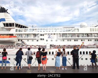 Menschen Abschied winkend auf der abfliegenden Passagiere Kreuzfahrtschiffe Pacific Venus in Osanbashi Pier, Yokohama, Japan Stockfoto