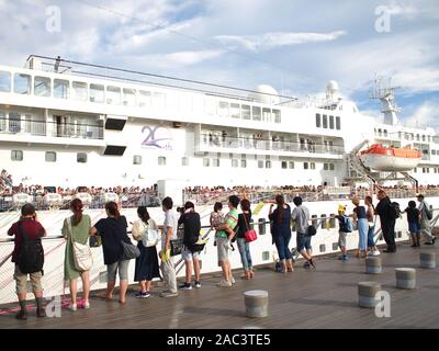 Menschen Abschied winkend auf der abfliegenden Passagiere Kreuzfahrtschiffe Pacific Venus in Osanbashi Pier, Yokohama, Japan Stockfoto