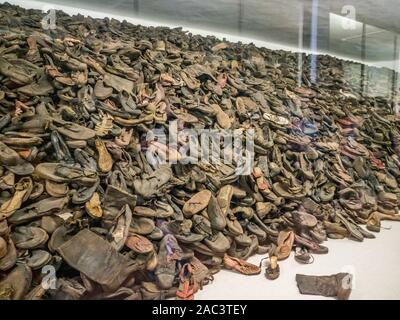 Auschwitz, Oświęcim, Polen - Juni 05, 2019: Die Schuhe von den Menschen, die in Auschwitz ermordet wurden. Das größte nationalsozialistische Konzentrationslager in Europa - Dauer Stockfoto