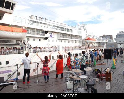 Menschen Abschied winkend auf der abfliegenden Passagiere Kreuzfahrtschiffe Pacific Venus in Osanbashi Pier, Yokohama, Japan Stockfoto