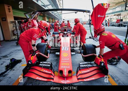 Die Scuderia Ferrari die monegassischen Treiber Charles Leclerc wird in die Gruben in der dritten Übung der Abu Dhabi F1 Grand Prix auf dem Yas Marina Circuit in Abu Dhabi geschoben. Stockfoto