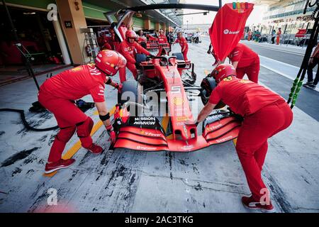 Scuderia Ferrari der Deutschen Fahrer Sebastian Vettel wird in die Gruben in der dritten Übung der Abu Dhabi F1 Grand Prix auf dem Yas Marina Circuit in Abu Dhabi geschoben. Stockfoto