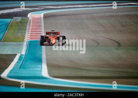 Scuderia Ferrari der Deutschen Fahrer Sebastian Vettel konkurriert im Qualifying des Abu Dhabi F1 Grand Prix auf dem Yas Marina Circuit in Abu Dhabi. Stockfoto