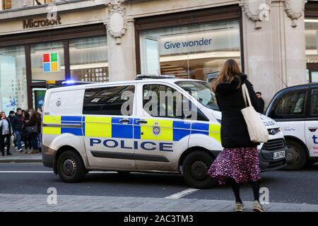 London, Großbritannien. 30 Nov, 2019. Polizei van Oxford Street gesehen nach der London Bridge Incident. Ein Mann und eine Frau sind gestorben und Usman Khan, 28 ab Lager-on-Trent, Staffordshire wurde von der Polizei auf die London Bridge am 29. November erschossen. Quelle: Steve Taylor/SOPA Images/ZUMA Draht/Alamy leben Nachrichten Stockfoto