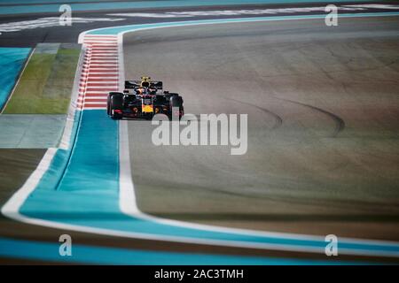 Red Bull Racing Thai Fahrer Alexander Albon konkurriert im Qualifying des Abu Dhabi F1 Grand Prix auf dem Yas Marina Circuit in Abu Dhabi. Stockfoto