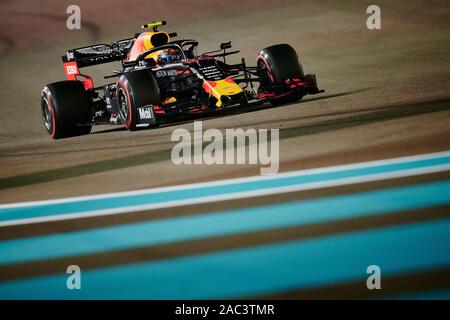 Red Bull Racing Thai Fahrer Alexander Albon konkurriert im Qualifying des Abu Dhabi F1 Grand Prix auf dem Yas Marina Circuit in Abu Dhabi. Stockfoto