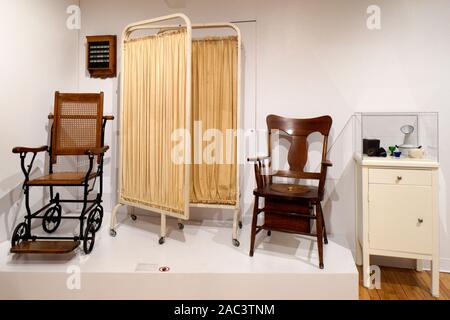 Krankenpflege Krankenstation Anzeige mit antiken Krankenpflege Geräte aus dem späten 19. und frühen 20. Jahrhundert Stockfoto