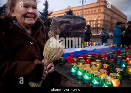 Moskau, Russland. 30. November 2019 die Aktion zur Erinnerung an die Opfer der großen Hungersnot gehalten an der Solovetsky Stein in der Mitte der Stadt Moskau, Russland. Der Holodomor war eine künstlich angelegte Hungersnot durch die sowjetischen Behörden provoziert, die von Diktator Josef Stalin geführt. Das Ergebnis war der Tod von mehr als sieben Millionen sowjetischen Menschen. Stockfoto