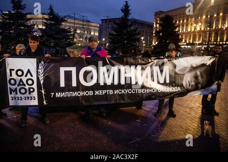 Moskau, Russland. 30. November 2019 die Aktion zur Erinnerung an die Opfer der großen Hungersnot gehalten an der Solovetsky Stein in der Mitte der Stadt Moskau, Russland. Der Holodomor war eine künstlich angelegte Hungersnot durch die sowjetischen Behörden provoziert, die von Diktator Josef Stalin geführt. Das Ergebnis war der Tod von mehr als sieben Millionen sowjetischen Menschen. Stockfoto