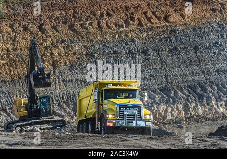 Ein Mitarbeiter mit KR LKW-Ladungen Lehm in ein 2015 Mack Granite Dump Truck Kaolin, Sept. 20, 2016, in Huntingdon, Tennessee. Stockfoto