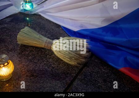 Moskau, Russland. 30. November 2019 die Aktion zur Erinnerung an die Opfer der großen Hungersnot gehalten an der Solovetsky Stein in der Mitte der Stadt Moskau, Russland. Der Holodomor war eine künstlich angelegte Hungersnot durch die sowjetischen Behörden provoziert, die von Diktator Josef Stalin geführt. Das Ergebnis war der Tod von mehr als sieben Millionen sowjetischen Menschen. Stockfoto