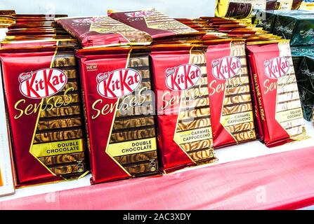 Samara, Russland - September 26, 2019: Verschiedene frische KitKat Schokolade in den Regalen im Supermarkt Stockfoto
