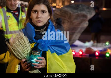 Moskau, Russland. 30. November 2019 die Aktion zur Erinnerung an die Opfer der großen Hungersnot gehalten an der Solovetsky Stein in der Mitte der Stadt Moskau, Russland. Der Holodomor war eine künstlich angelegte Hungersnot durch die sowjetischen Behörden provoziert, die von Diktator Josef Stalin geführt. Das Ergebnis war der Tod von mehr als sieben Millionen sowjetischen Menschen. Stockfoto