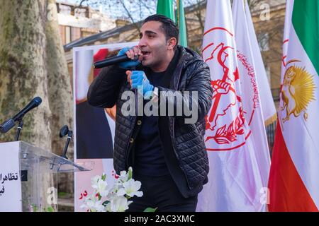 London, Großbritannien. 30 Nov, 2019. Ein Mann singt auf der Kundgebung von anglo-iranian Gemeinschaften im Vereinigten Königreich und Unterstützer der Mudschaheddin des iranischen Nationalen Widerstandsrates Irans in Downing St zur Unterstützung der Proteste im Iran gegen das klerikale Regime des internationalen Aktion. Über 450 Demonstranten haben in der brutalen Unterdrückung der Iran Proteste von Sicherheitskräften getötet, 4000 verletzt und Tausende verhaftet. Credit: Peter Marschall/Alamy leben Nachrichten Stockfoto