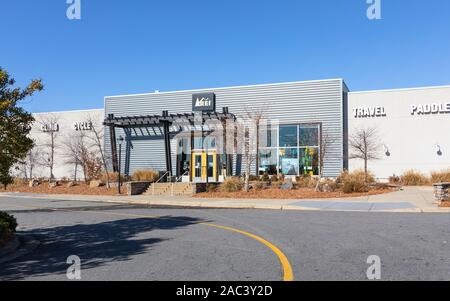 Charlotte, NC, USA-24 Nov 2019: EIN REI store Front- und Eingang. REI ist ein Einzelhändler der Outdoor Gear und Sportartikel. Stockfoto