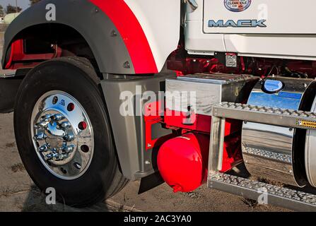 Den Batteriekasten, DEF-Tank und Kraftstofftank auf einem 2017 Mack Granite bei Shealy Lkw-Center, Nov. 16, 2016 in Columbia, South Carolina. Stockfoto