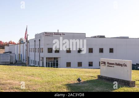 NEWTON, NC, USA-24 Nov 2019: Produktionsgebäude und das Straßenschild für Blumen Baking Co., von Newton. Stockfoto