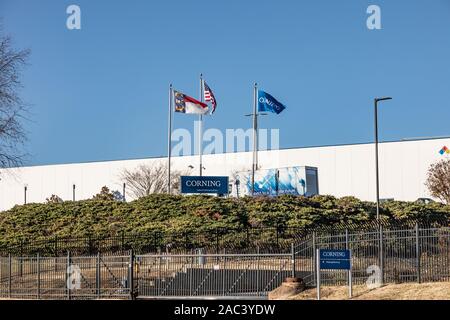 NEWTON, NC, USA-24 Nov 2019: Corning optische Kommunikation Herstellung Gebäude und Schilder. Eine Tochtergesellschaft der Corning. Stockfoto