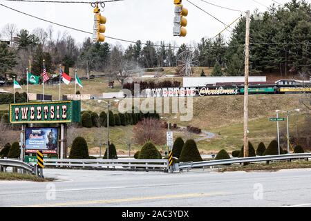 BLOWING ROCK, NC, USA-21 Nov 2019: Amusement Park, Tweetsie Railroad, auf der schmalspurigen Dampflokomotiven der ET&WNC Railroad. Stockfoto