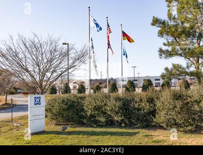 NEWTON, NC, USA-24 Nov 2019: Produktionsgebäude und das Straßenschild für ZF Fahrwerkkomponenten, LLC. Stockfoto