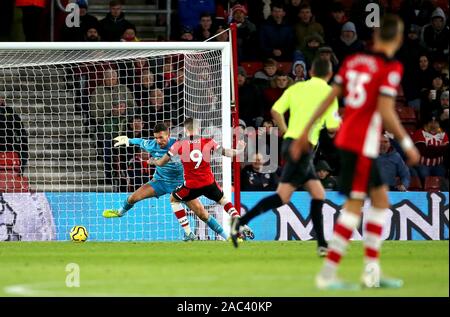Von Southampton Danny Ings (Mitte) setzt einen Schuß weitergeleitet in Watford Torwart Ben Foster, bevor Schiedsrichter Michael Oliver es ein Foul in der Premier League Spiel in St Mary's Regeln. Southampton. Stockfoto