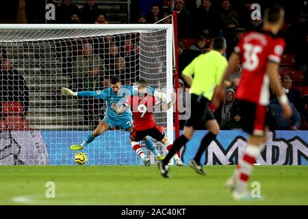 Von Southampton Danny Ings (Mitte) setzt einen Schuß weitergeleitet in Watford Torwart Ben Foster, bevor Schiedsrichter Michael Oliver es ein Foul in der Premier League Spiel in St Mary's Regeln. Southampton. Stockfoto