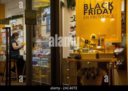 Moskau, Russland. 30. November 2019 L'Occitane en Provence Storefront während Schwarzer Freitag Verkäufe auf nikolskaya Street im Zentrum von Moskau, Russland Stockfoto