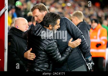 Southampton manager Ralph Hasenhuttl (rechts) Umarmungen Watford manager Quique Sanchez Flores vor Beginn der Premier League Match in St. Mary's. Southampton. Stockfoto