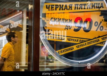 Moskau, Russland. 30. November 2019 Black Friday sales Poster an einem Eingang zu einem Geschäft im Zentrum der Stadt Moskau, Russland Stockfoto