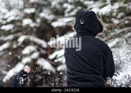 Junge glücklich Freunde genießen werfen Schneebälle, Spaß in die schneebedeckten Berge. Stockfoto