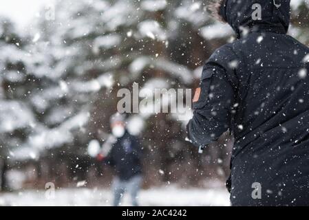 Junge glücklich Freunde genießen werfen Schneebälle, Spaß in die schneebedeckten Berge. Stockfoto