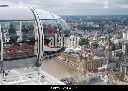 LONDON, UK - August 8,2017: Blick in Kapsel und Westminster zum London Eye. Stockfoto