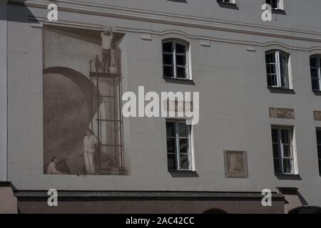 Tenement House von Wojciech Wielądka (Jan Gidelski), Fresko im Gedenken an den Wiederaufbau der Altstadt von Bohdan Urbanowicz, Warschau, Polen Stockfoto