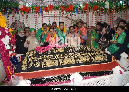 Lahore, Pakistan. 30. Nov 2019. Die pakistanischen gläubigen Menschen nehmen Teil während der 392Th jährliche Urs Fest Feier von Sufi-heiligen Hazrat Baba Syed Shah Jamal Sohrwardy in Lahore. Die jährliche Urs Festival wird jedes Jahr am 3., 4. und 5 Tagen des islamischen Monats Rabi' al-Thani. Die dreitägige 392th Urs von Sufi-heiligen Hazrat Baba Syed Shah Jamal Sohrwardy weiterhin für den zweiten Tag an seinem Heiligtum Shah Jamal Road, Ichra, in der provinziellen Metropole Lahore. Credit: Pacific Press Agency/Alamy leben Nachrichten Stockfoto