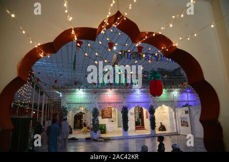 Lahore, Pakistan. 30. Nov 2019. Die pakistanischen gläubigen Menschen nehmen Teil während der 392Th jährliche Urs Fest Feier von Sufi-heiligen Hazrat Baba Syed Shah Jamal Sohrwardy in Lahore. Die jährliche Urs Festival wird jedes Jahr am 3., 4. und 5 Tagen des islamischen Monats Rabi' al-Thani. Die dreitägige 392th Urs von Sufi-heiligen Hazrat Baba Syed Shah Jamal Sohrwardy weiterhin für den zweiten Tag an seinem Heiligtum Shah Jamal Road, Ichra, in der provinziellen Metropole Lahore. Credit: Pacific Press Agency/Alamy leben Nachrichten Stockfoto