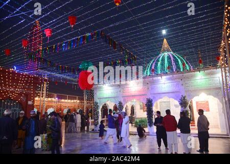 Lahore, Pakistan. 30. Nov 2019. Die pakistanischen gläubigen Menschen nehmen Teil während der 392Th jährliche Urs Fest Feier von Sufi-heiligen Hazrat Baba Syed Shah Jamal Sohrwardy in Lahore. Die jährliche Urs Festival wird jedes Jahr am 3., 4. und 5 Tagen des islamischen Monats Rabi' al-Thani. Die dreitägige 392th Urs von Sufi-heiligen Hazrat Baba Syed Shah Jamal Sohrwardy weiterhin für den zweiten Tag an seinem Heiligtum Shah Jamal Road, Ichra, in der provinziellen Metropole Lahore. Credit: Pacific Press Agency/Alamy leben Nachrichten Stockfoto